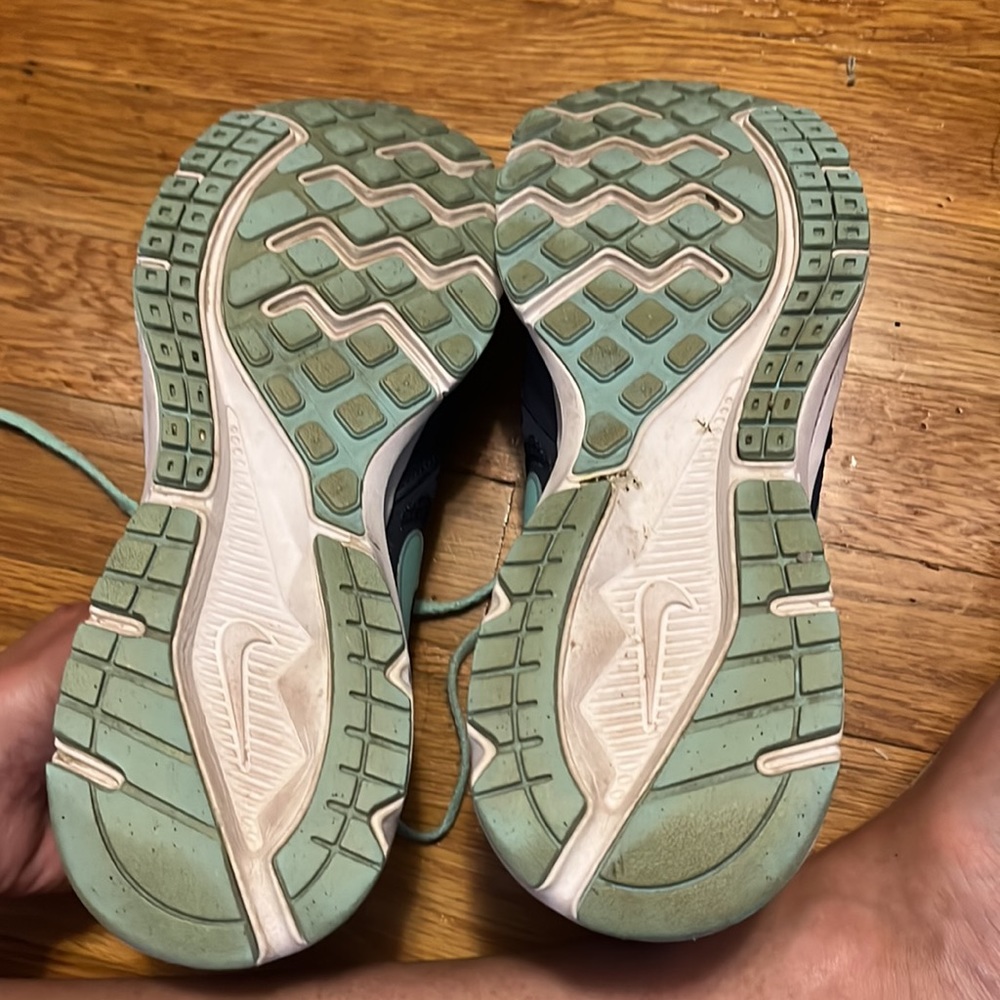 Nikes size 8 blue and green sneakers - Picture 5 of 8